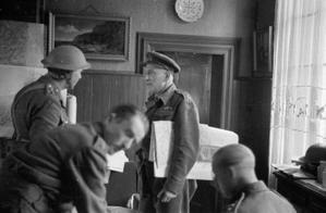 Generalmajor Victor Fortune, Kommandant der 51st (Highland) Division, in seinem Hauptquartier in Le Caudroy am 8. Juni 1940